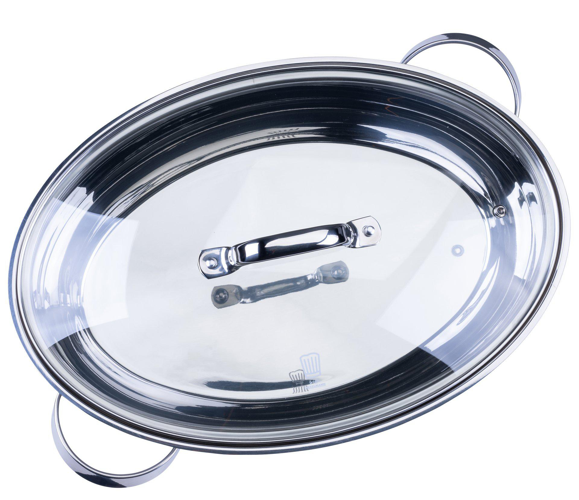 Ovale Edelstahltopf mit Glasdeckel. Er hat zwei Griffe und einen Griff am Deckel. Der Topf spiegelt den Hintergrund wider.