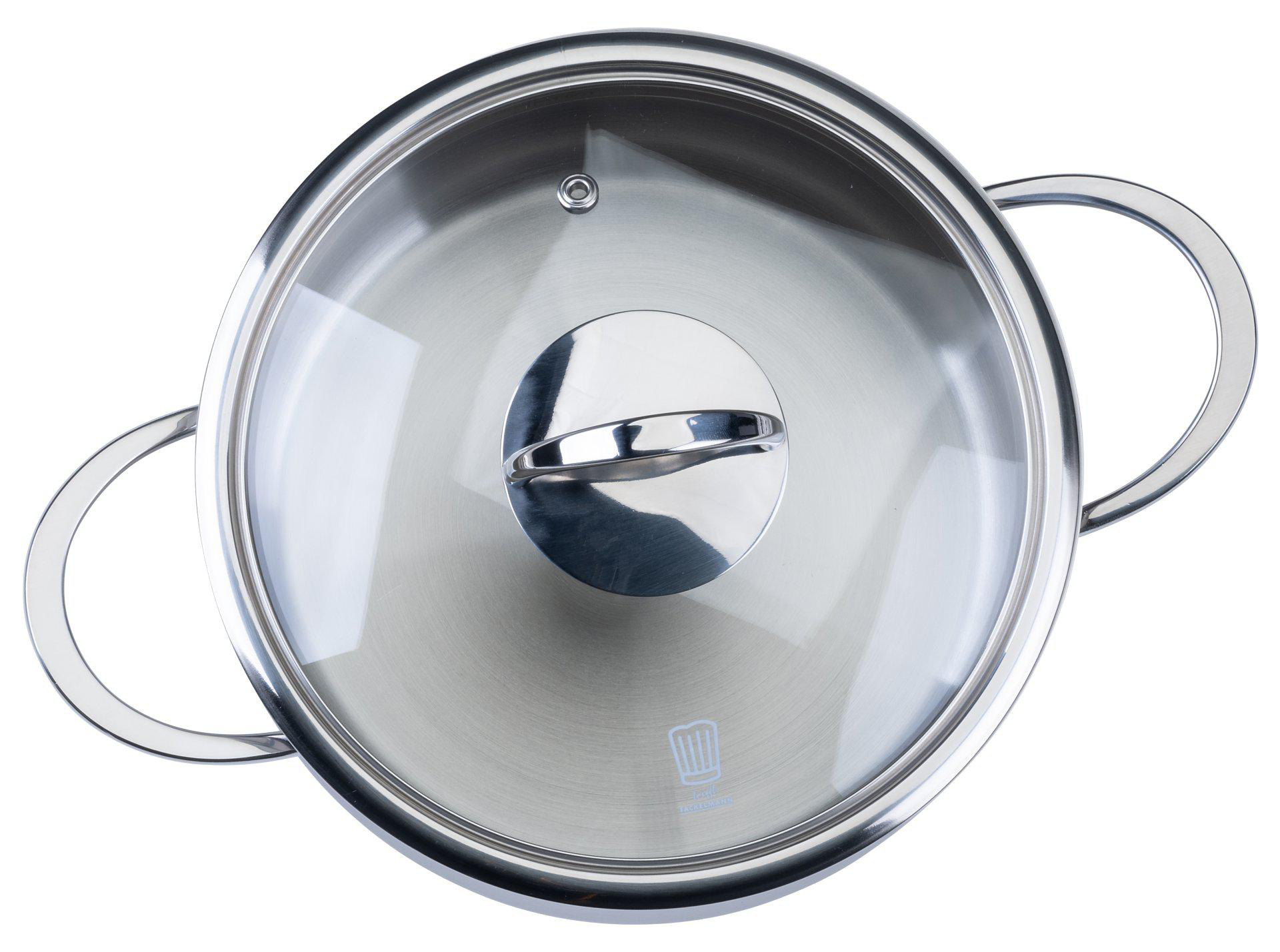 Ein Kochtopf aus Edelstahl mit Glasdeckel. Der Deckel hat einen Griff und eine Entlüftung. Der Topf hat zwei Griffe. Der Hintergrund ist weiß.