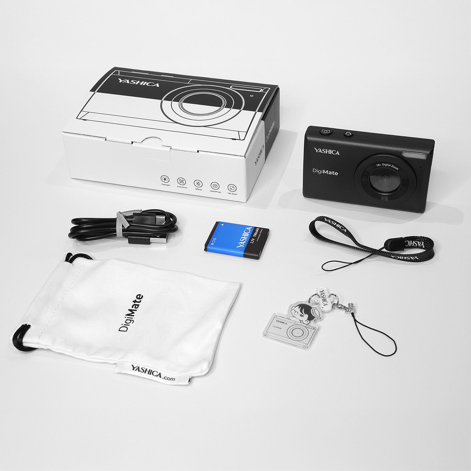 Un set fotocamera Yashica Digimate nero con scatola, accessori e borsa per il trasporto su una superficie bianca. Tutto è nuovo.
