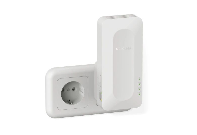 Weißer Netgear-Repeater, der in eine weiße Steckdose gesteckt wird. Der Extender hat Kontrollleuchten.