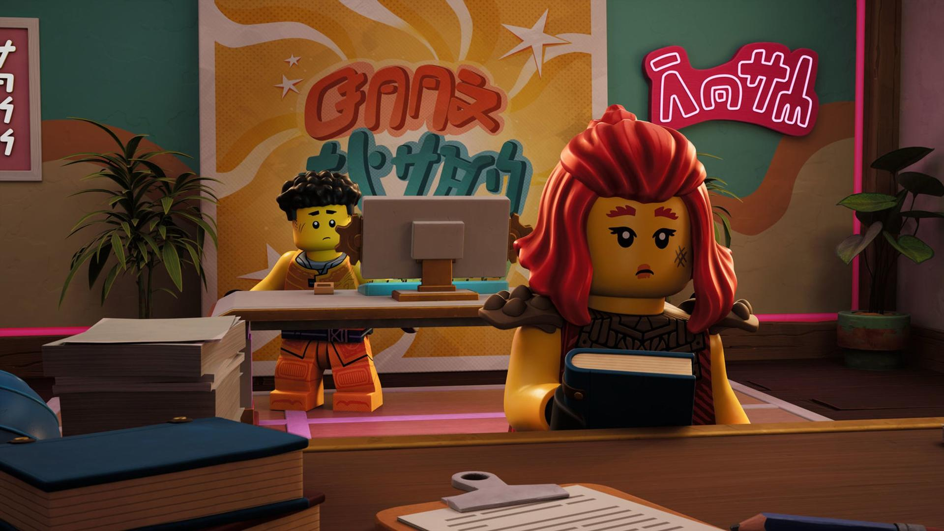 Lego-Charaktere in einem Büroraum. Eine Frau mit roten Haaren hält ein Buch. Ein anderer Mann sitzt an einem Computer. Poster und Pflanzen im Hintergrund.