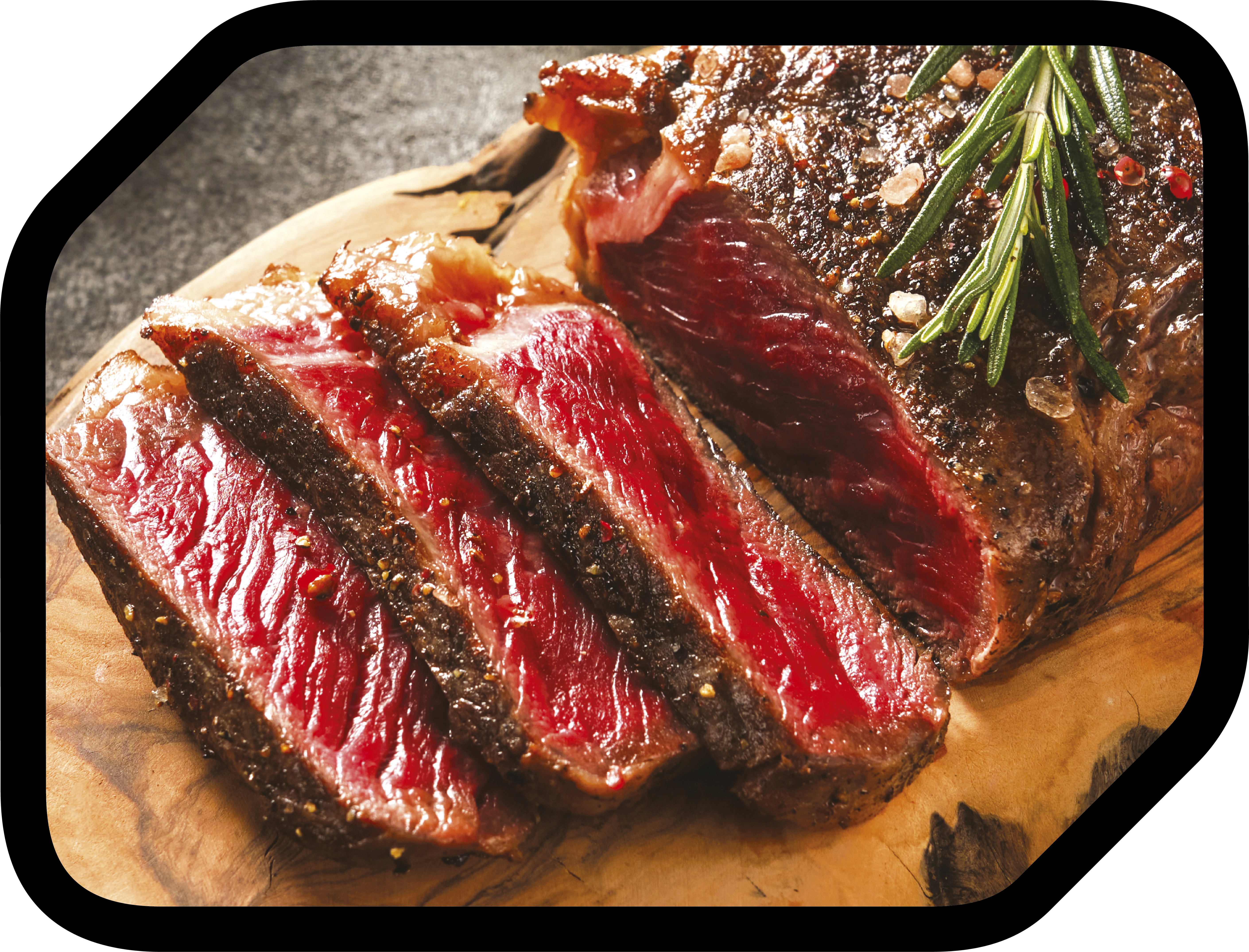 Geschnittenes Steak auf einem Holzbrett, innen rot, gewürzt mit Kräutern und Gewürzen, Rosmarinzweig.