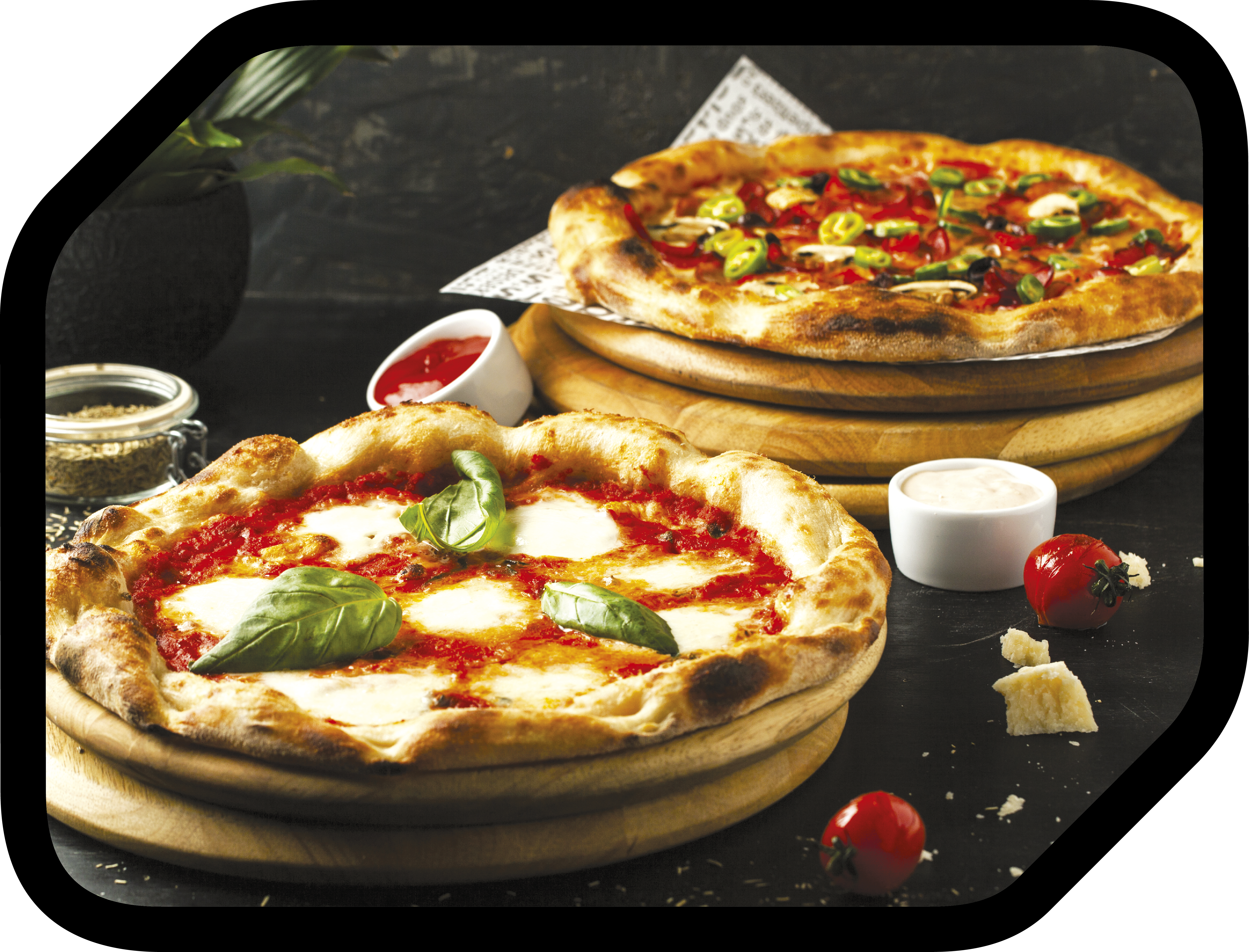 Zwei Pizzen auf Holzbrettern mit Belag. Eine mit Mozzarella und Basilikum, die andere mit Gemüse.