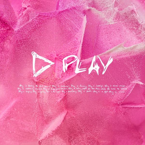 Rosa abstrakter Hintergrund mit dem weißen Wort „PLAY“. Die Wiedergabetaste ist ein weißes Dreieck. Kleiner weißer Text unten.