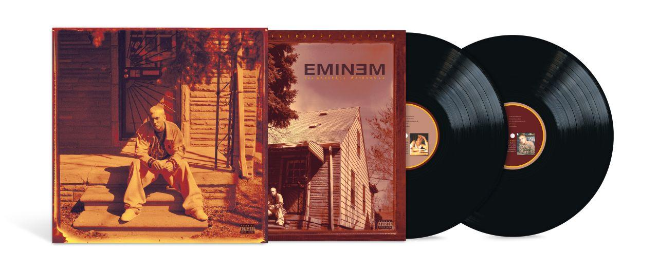 Eminem-Album und zwei Schallplatten. Das Albumcover zeigt Eminem auf Treppen sitzend. Hintergrund: Haus und Albumcover.