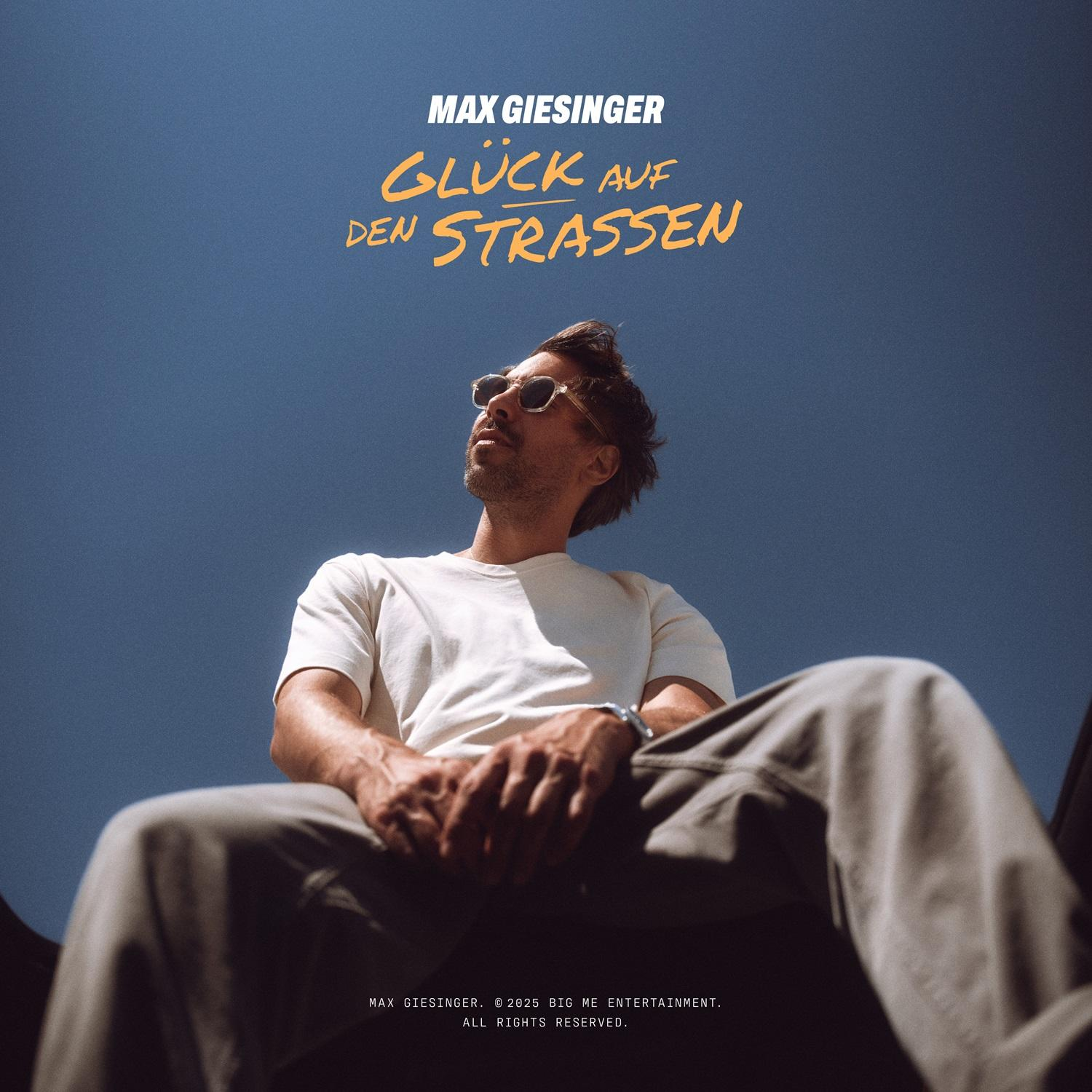Mann mit Sonnenbrille blickt nach oben. Text sagt 'Max Giesinger Glück auf den Straßen'.