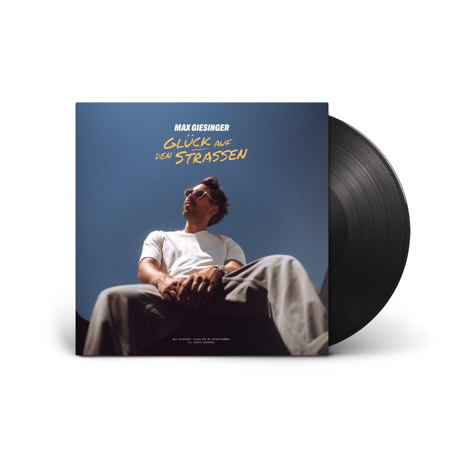 Ein Mann mit Sonnenbrille sitzt mit den Händen auf den Knien. Albumcover mit Text 'Glück auf den Straßen' und einer Schallplatte.