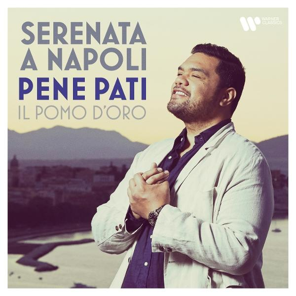 Mann in weißer Jacke mit verschränkten Händen, der nach oben blickt, mit Text "Serenata a Napoli Pene Pati". Hintergrund einer Stadt.