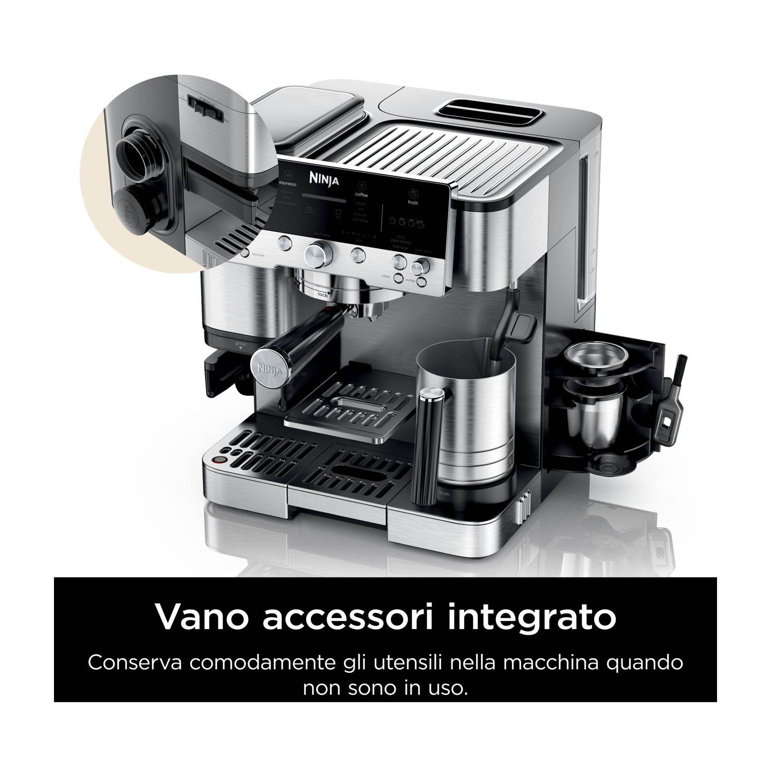 Macchina per espresso Ninja argento con lancia vapore, pulsanti e serbatoio dell'acqua. Testo: 'Vano accessori integrato'.