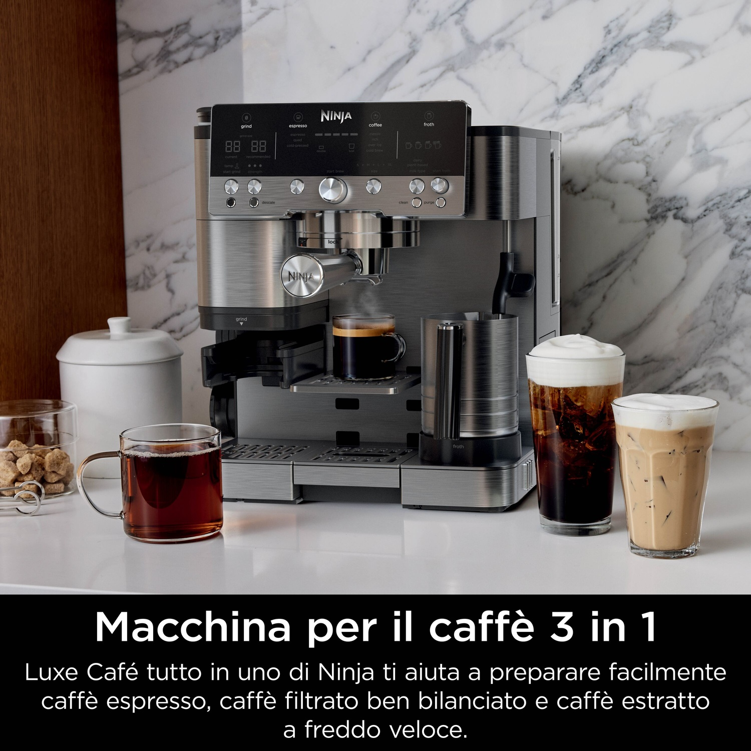 Una macchina da caffè Ninja con espresso, caffè freddo e cappuccino. Include caffè, contenitore del latte e tazze con caffè.