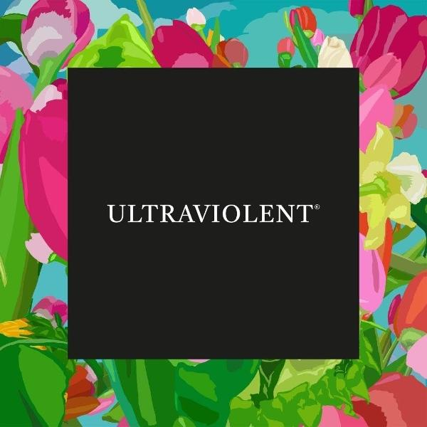 Carré noir avec texte 'ULTRAVIOLENT', entouré de fleurs colorées : tulipes roses, fleurs jaunes, feuilles vertes, contre ciel bleu.