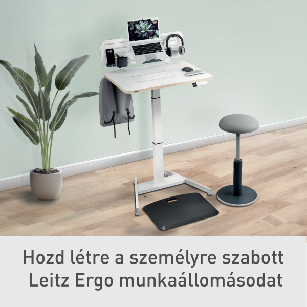 Modern irodai beállítás. Fehér, állítható asztal laptop, fejhallgató és kiegészítőkkel. Szürke szék és egy növény van mellette.