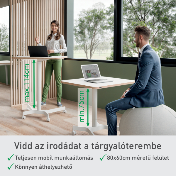 Két ember állítható magasságú asztalokat használ laptopokkal. Az egyik áll, a másik labdaszéken ül. Az asztalok kerekeken gurulnak.