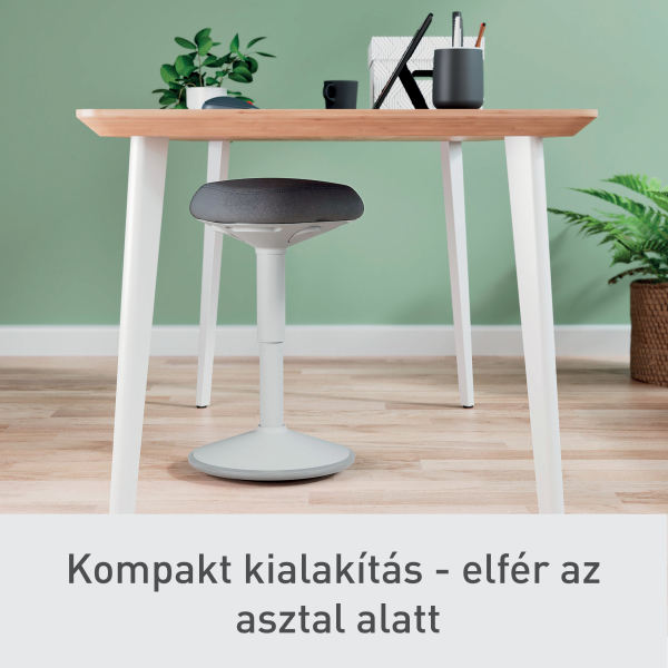 Modern irodai elrendezés fa asztallal, fehér lábakkal és szürke székkel. Zöld fal és növények a háttérben.