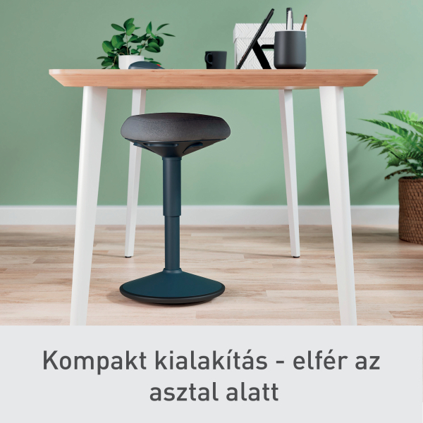 Egy kék állítható zsámoly egy fa asztal alatt. Egy növény és egyéb tárgyak vannak az asztalon.