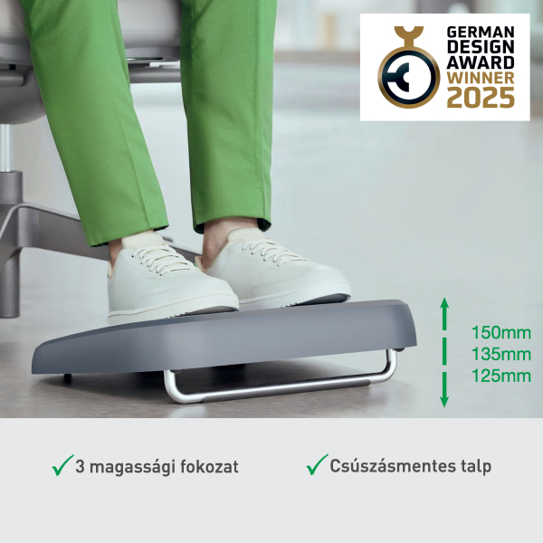 Egy személy lába egy szürke lábtámaszon, fehér cipőben. Zöld nadrág. Állítható magasságú és csúszásgátló talp. German Design Award.
