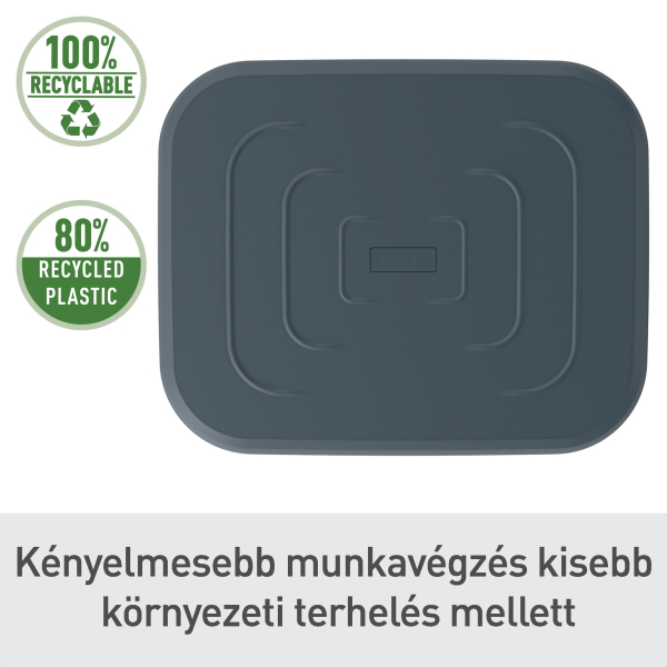 Egy szürke fedél középen. Két zöld kör ikon 100% újrahasznosítható és 80% újrahasznosított műanyagot mutat. Alatta szöveg: 'Kényelmesebb munkavégzés'.