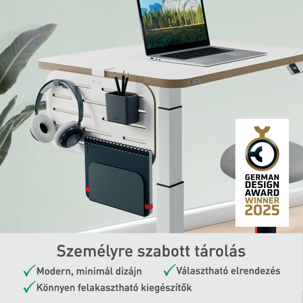 Fehér asztal laptop, fejhallgató és jegyzetfüzettel. Német Design Award látható. A szöveg: 'Szémélyre szabott tárolás'.