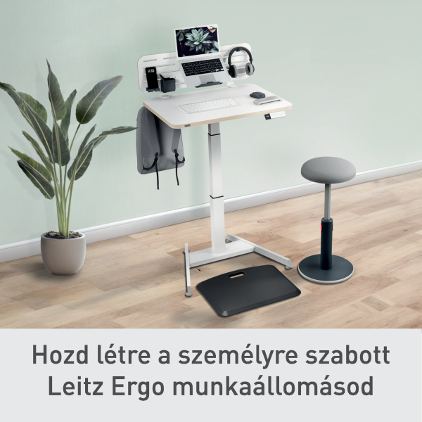 Modern fehér állóasztal laptop-pal, fejhallgatóval és kiegészítőkkel. Szürke zsámoly és növény a közelben. A padló fa.