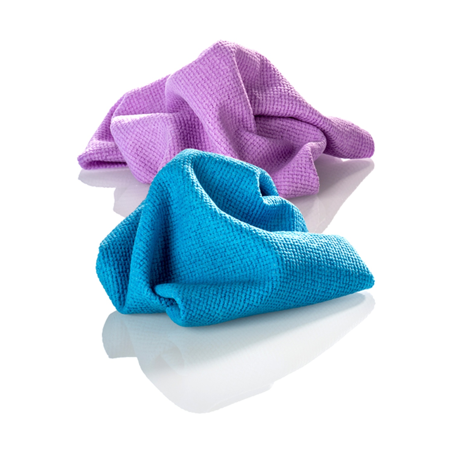Due panni in microfibra: uno viola sopra, uno blu sotto, entrambi stropicciati. Sfondo bianco con riflessi.