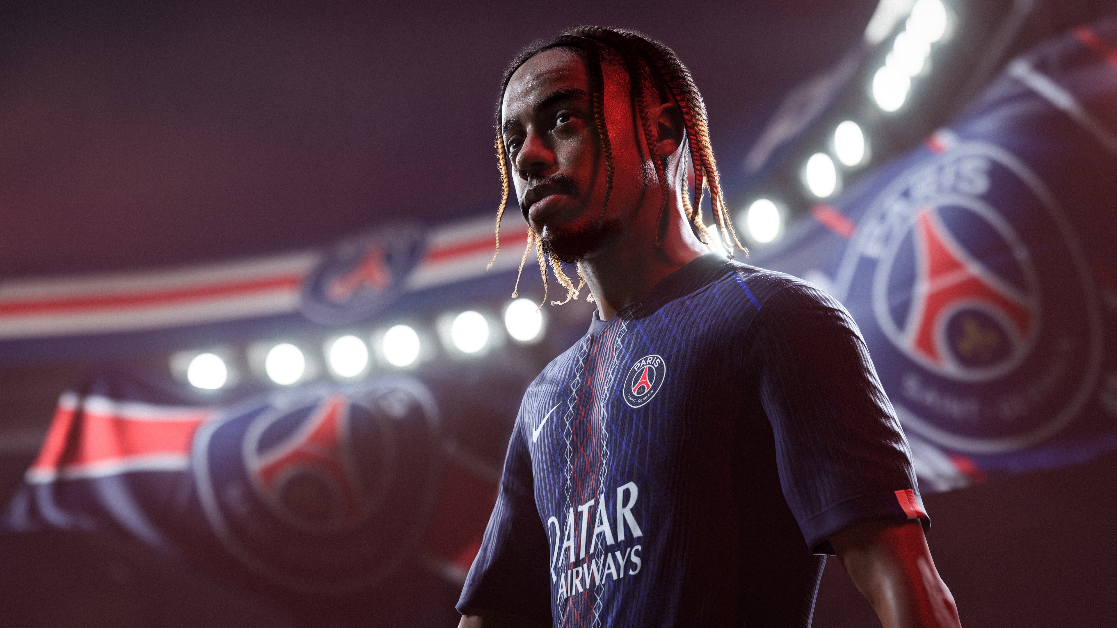 Fußballspieler im blauen PSG-Trikot, nachdenklich. Stadionlichter und PSG-Logo im Hintergrund.
