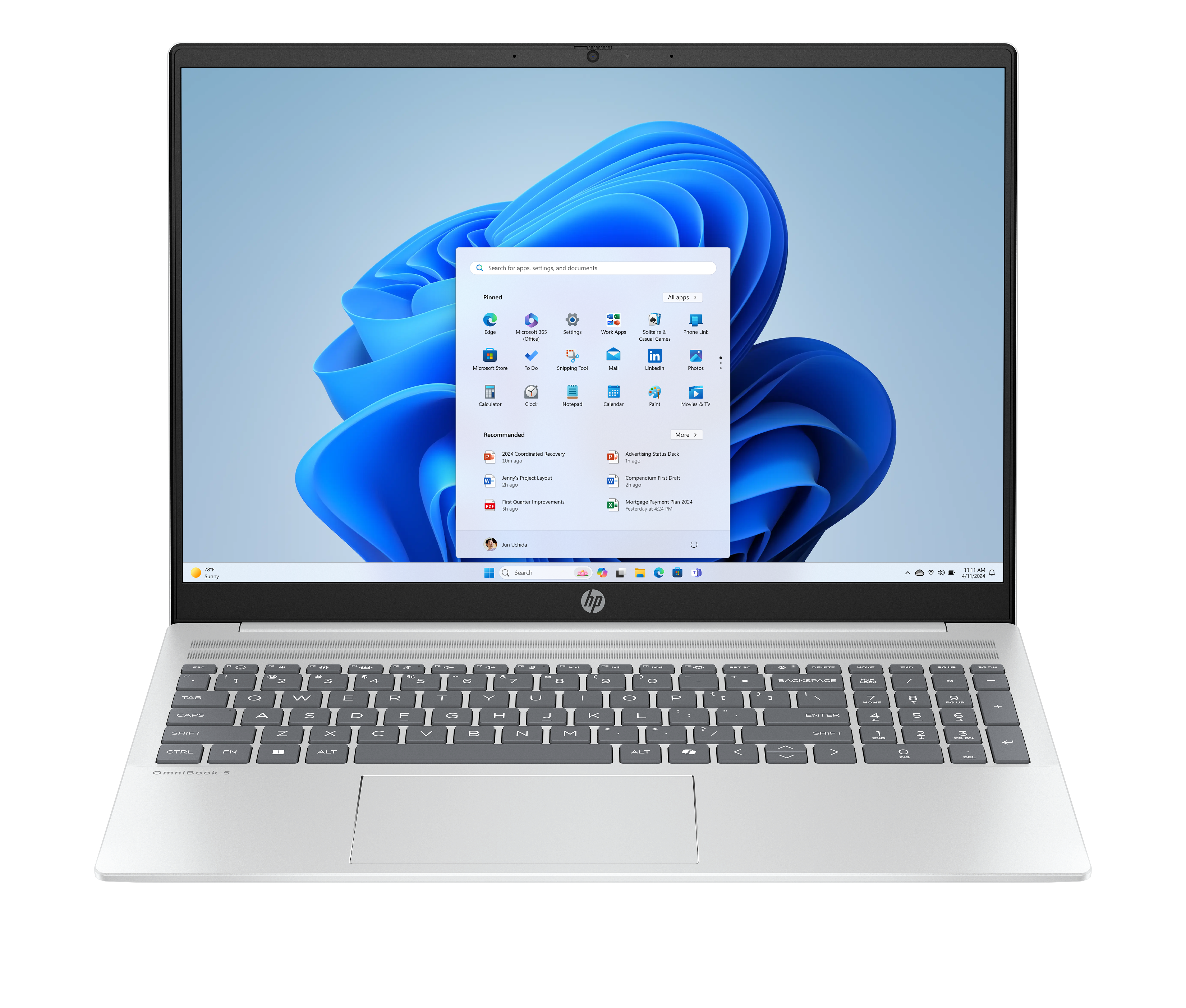 Ein geöffnetes HP-Laptop zeigt den Windows 11-Desktop mit App-Symbolen. Die Tastatur ist sichtbar, ebenso das HP-Logo.