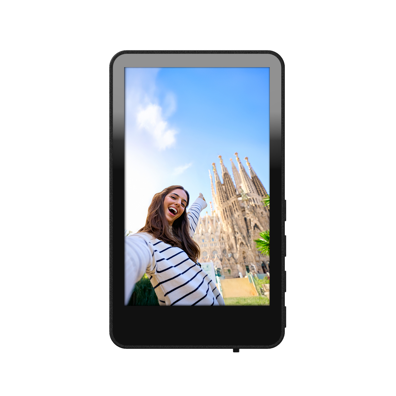 Eine Frau macht ein Selfie vor einer Kathedrale. Sie zeigt freudig nach oben. Der Himmel ist blau.
