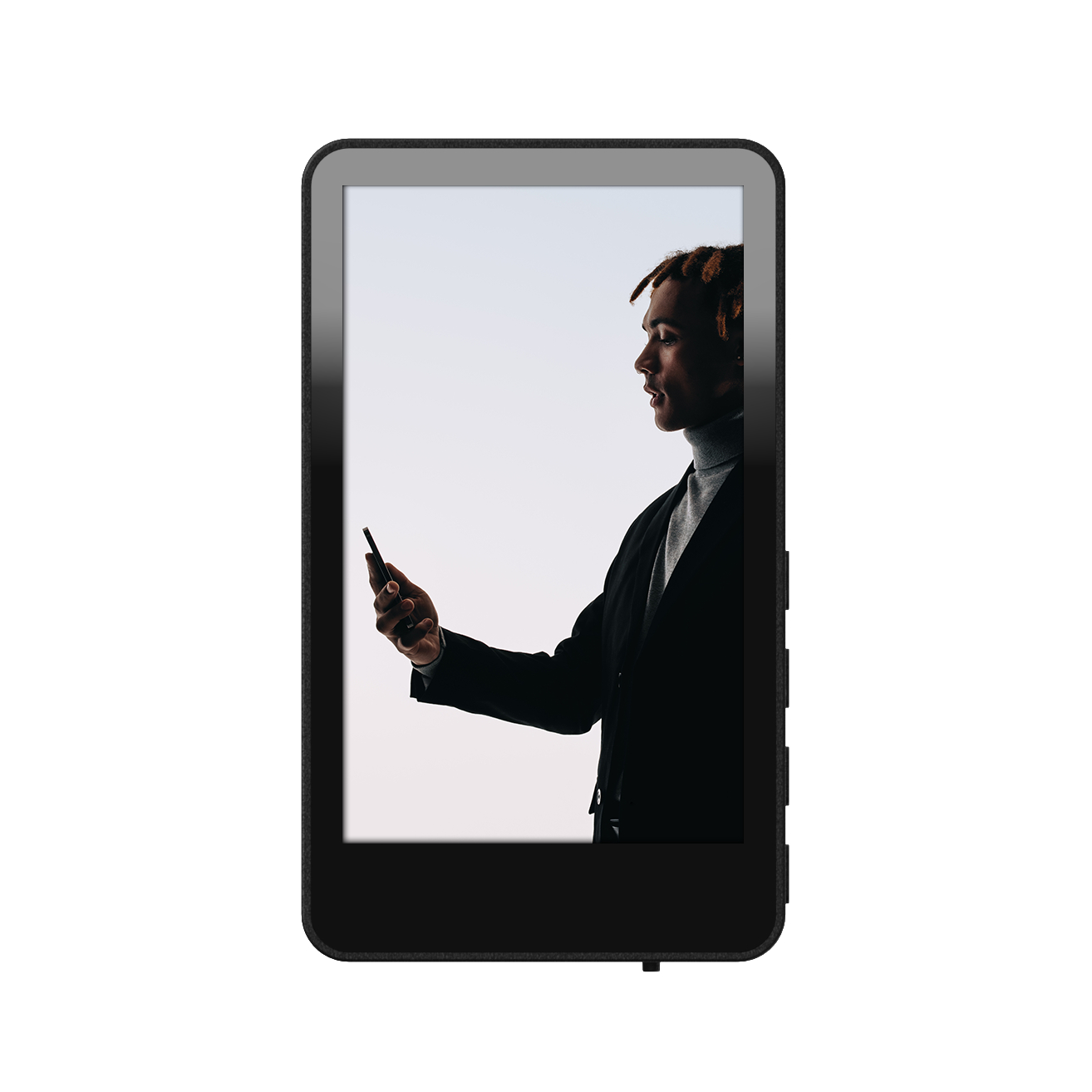 Ein schwarzes Tablet zeigt einen Mann mit einem Telefon. Er hat Dreadlocks und trägt eine schwarze Jacke und einen grauen Rollkragenpullover.