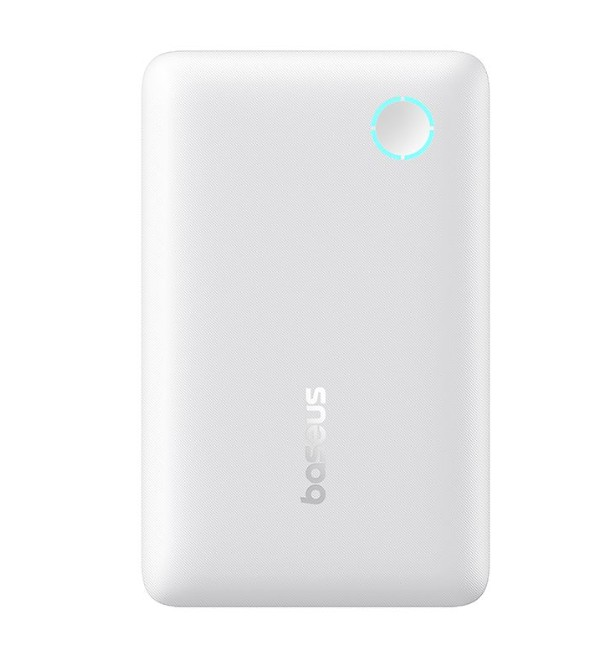 Beyaz Baseus powerbank. Ön tarafında dairesel bir ışık ve Baseus logosu bulunur. Cihaz, yuvarlak kenarlara sahip dikdörtgendir.