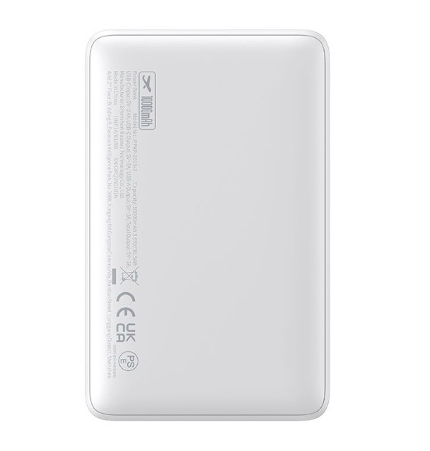 Beyaz bir powerbank, kapasitesini ve özelliklerini gösteren metin ve sembollerle. Cihaz yuvarlak köşelere ve pürüzsüz bir yüzeye sahip.