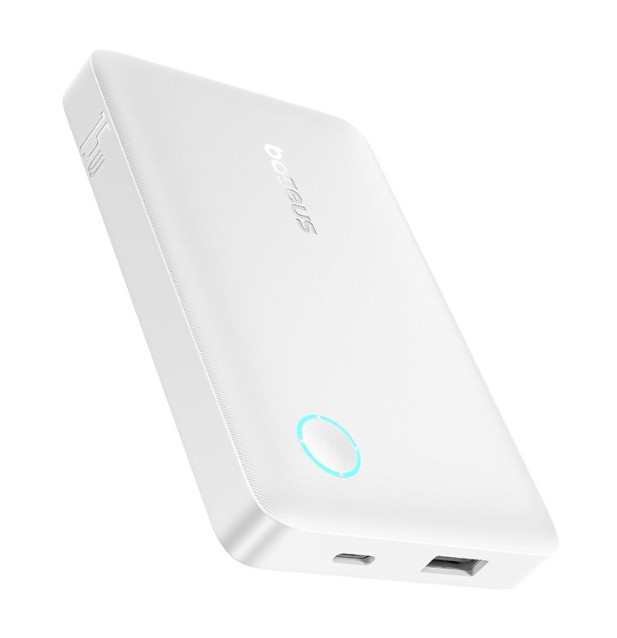 Beyaz bir Baseus powerbank. Mavi ışıklı bir güç düğmesi, bir USB portu ve bir USB-C portu vardır. Marka adı görünür.