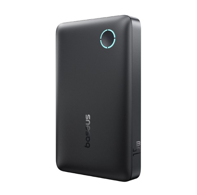 Siyah bir Baseus powerbank. Güç göstergesi, logo ve yan tarafta 15W yazıyor. Yüzey dokulu bir desene sahip.
