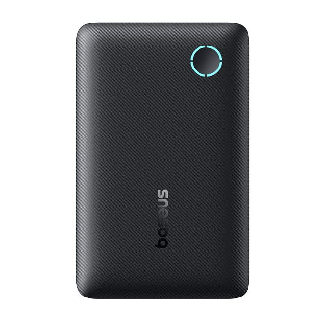 Siyah bir Baseus powerbank. Parlayan mavi bir daire ve marka adı var. Yüzey dokulu bir desene sahip.