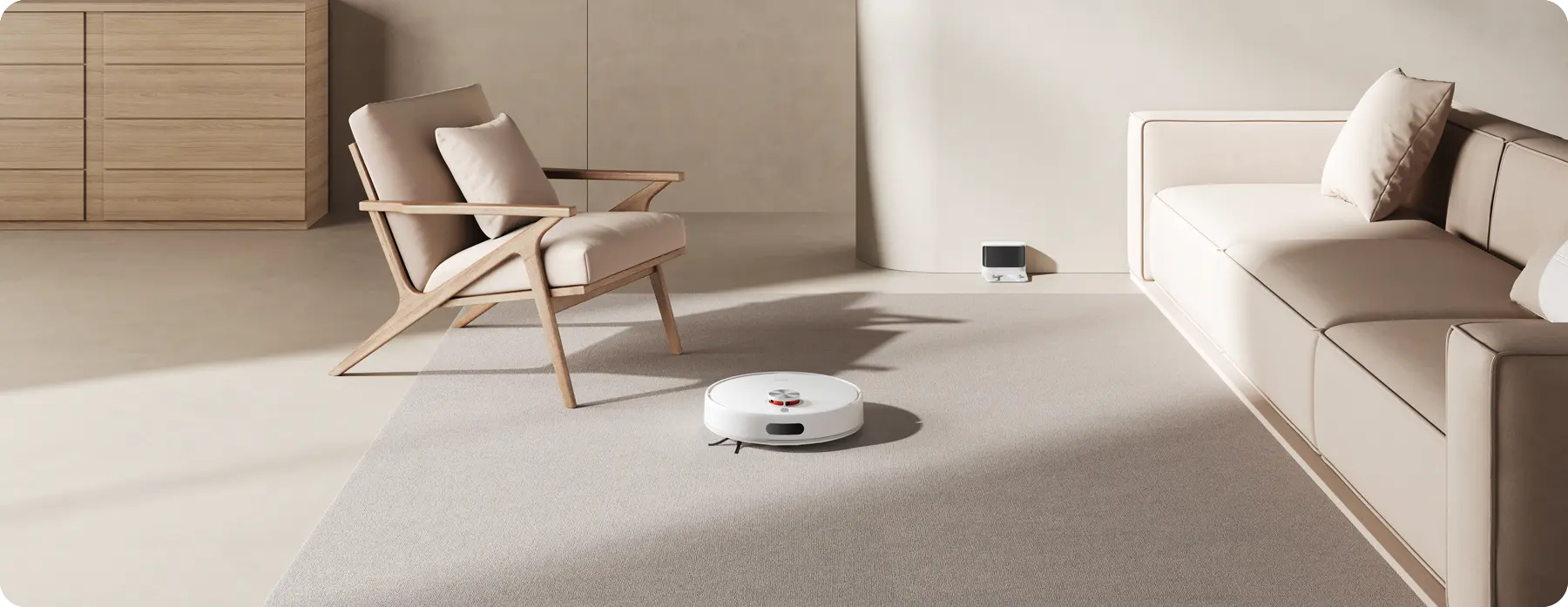 Modern nappali fehér robotporszívóval. Bézs kanapé, szék és szekrények. Fehér szőnyeg és falak. Tiszta és minimalista.