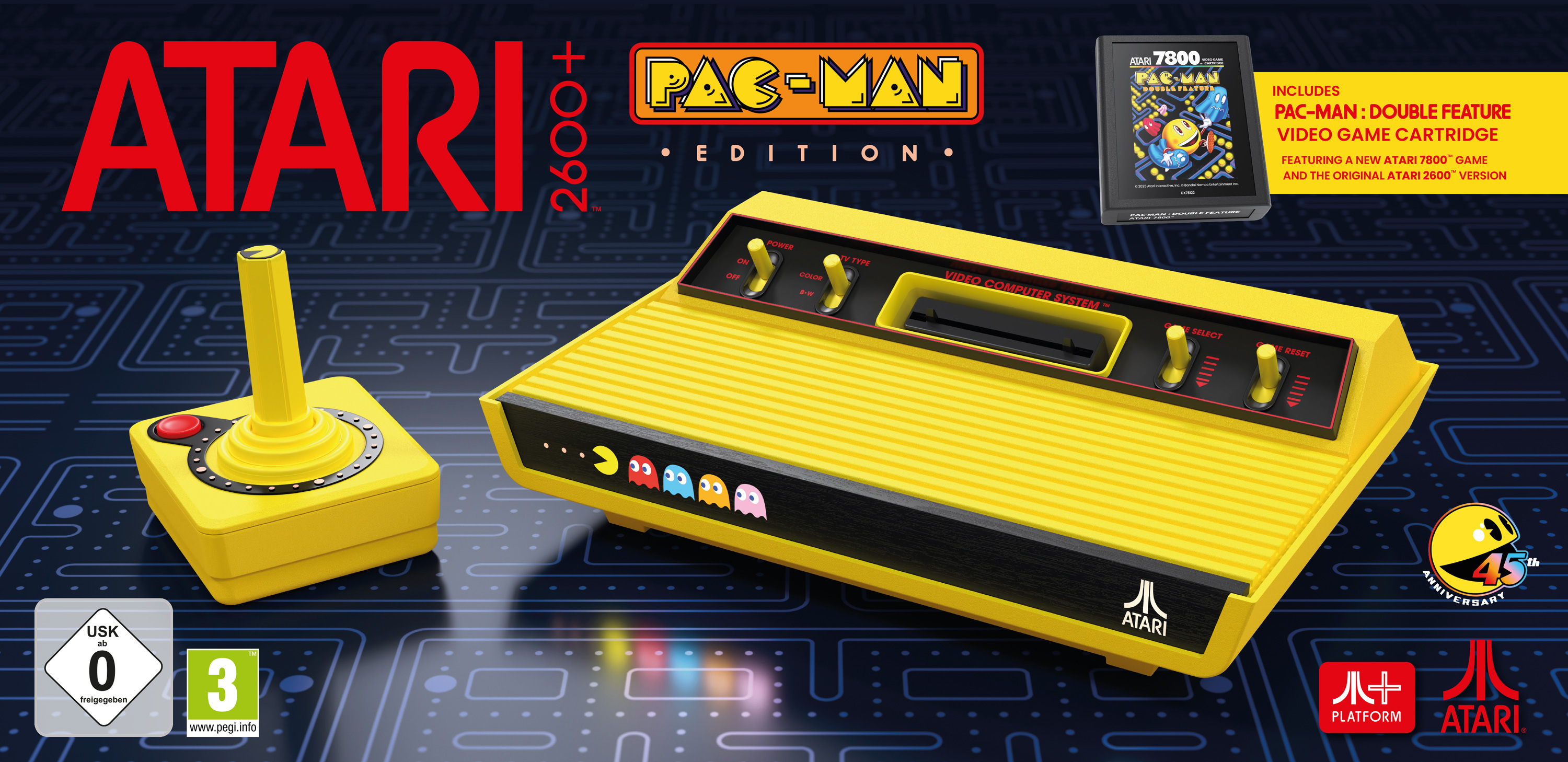 Gelbe Atari-Konsole mit Pac-Man-Logo, Cartridge und Joystick. Rotes Atari-Logo und 45-jähriges Jubiläumslogo.