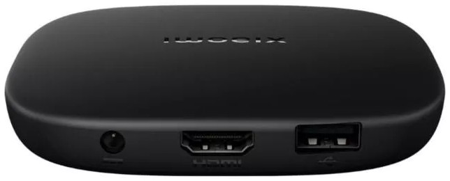 Fekete Xiaomi TV box. HDMI, USB portokkal és tápbemenettel rendelkezik. A tetején a Xiaomi logó látható.