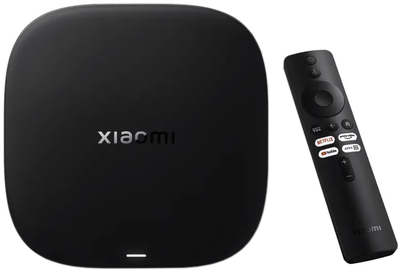 Egy fekete Xiaomi TV-box és távirányító. A doboz szögletes, lekerekített élekkel és a Xiaomi felirattal. A távirányítón több gomb is található.