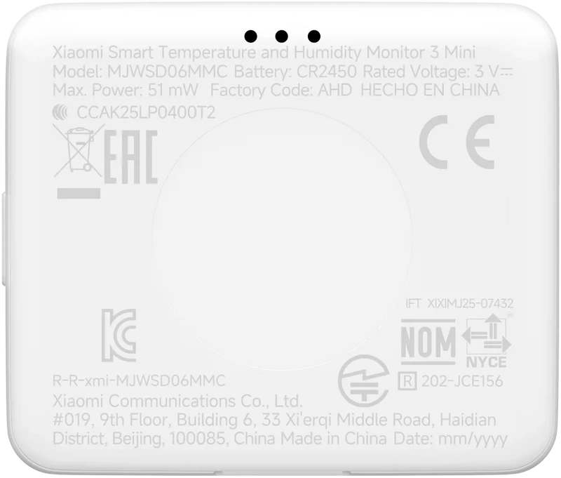 Egy fehér Xiaomi hőmérséklet- és páratartalom-monitor, nyomtatott szöveggel és logókkal. A részletek között szerepel a modell, a feszültség és a gyártási adatok.