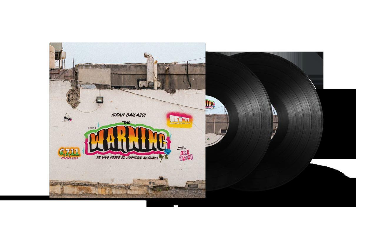 Albumcover mit Graffiti-Wand und zwei schwarzen Schallplatten. Die Wand zeigt Bandnamen, Konzertdetails und farbenfrohe Kunst.