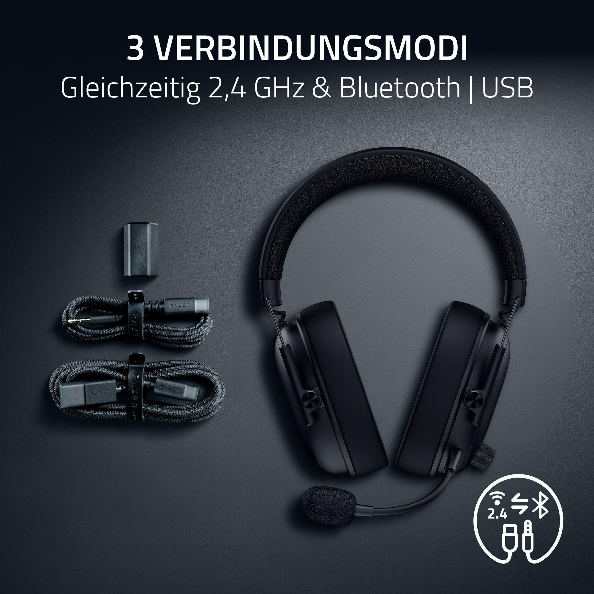 Schwarzes Gaming-Headset mit Zubehör. Enthält eine Ladestation, Kabel und ein Mikrofon.