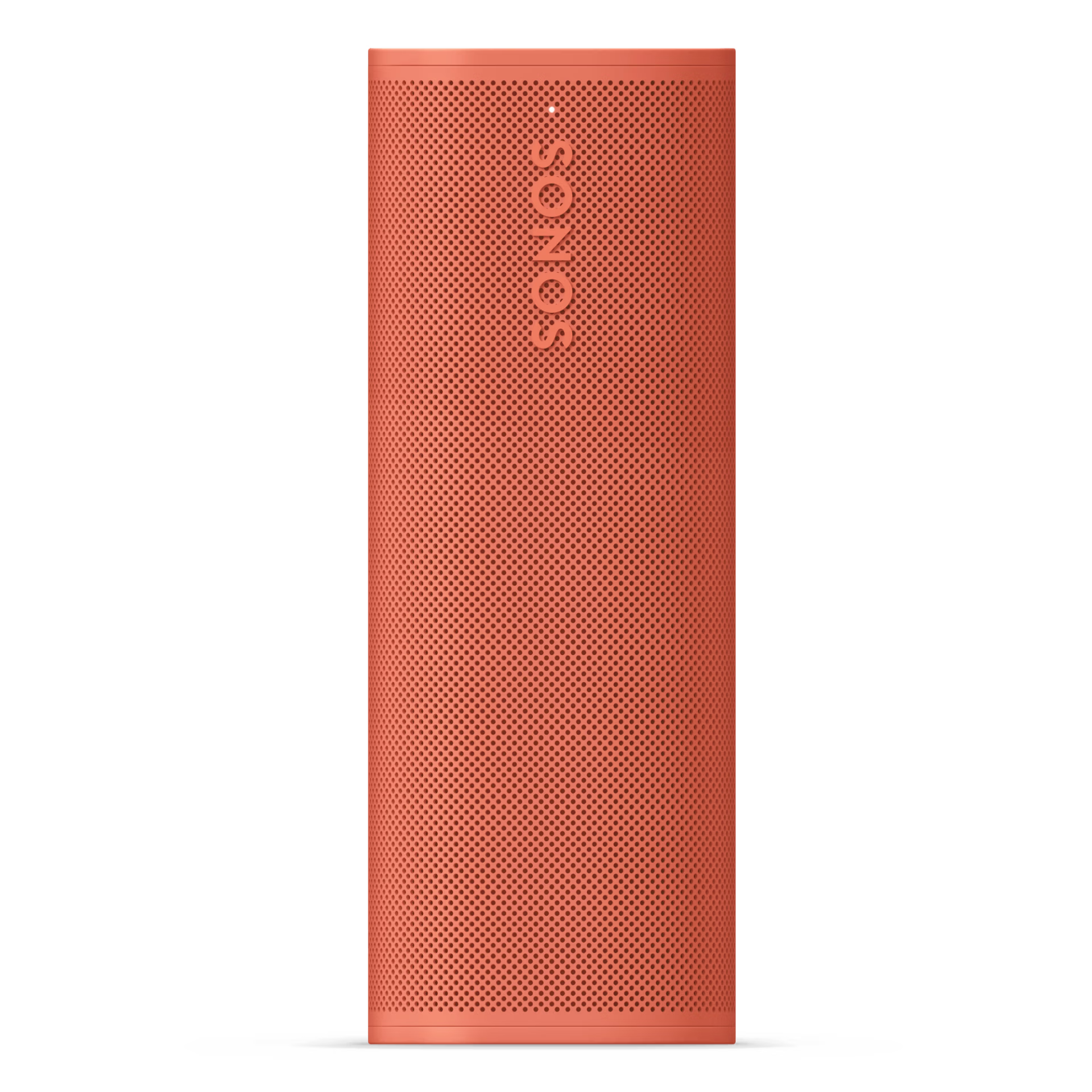 Egy korall színű Sonos hangszóró áll egy fekete háttér előtt. A hangszórón sok kis lyuk és a Sonos logója látható.