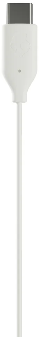 Egy fehér USB-C töltőkábel függőlegesen középen. A kábel ezüst színű csatlakozóval és fehér testtel rendelkezik.