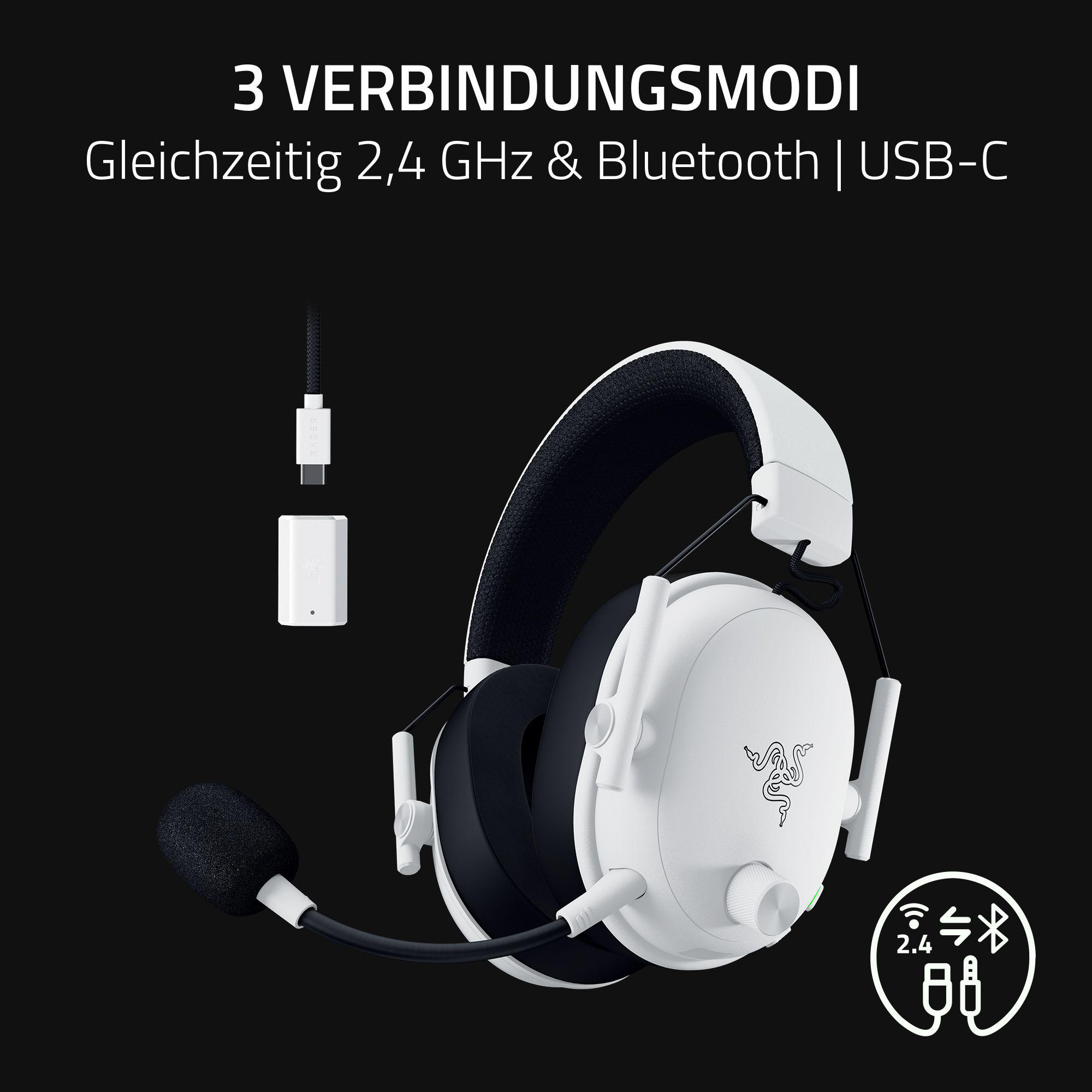 Weißes Gaming-Headset mit schwarzen Akzenten, Mikrofon und USB-C-Anschluss auf schwarzem Hintergrund.
