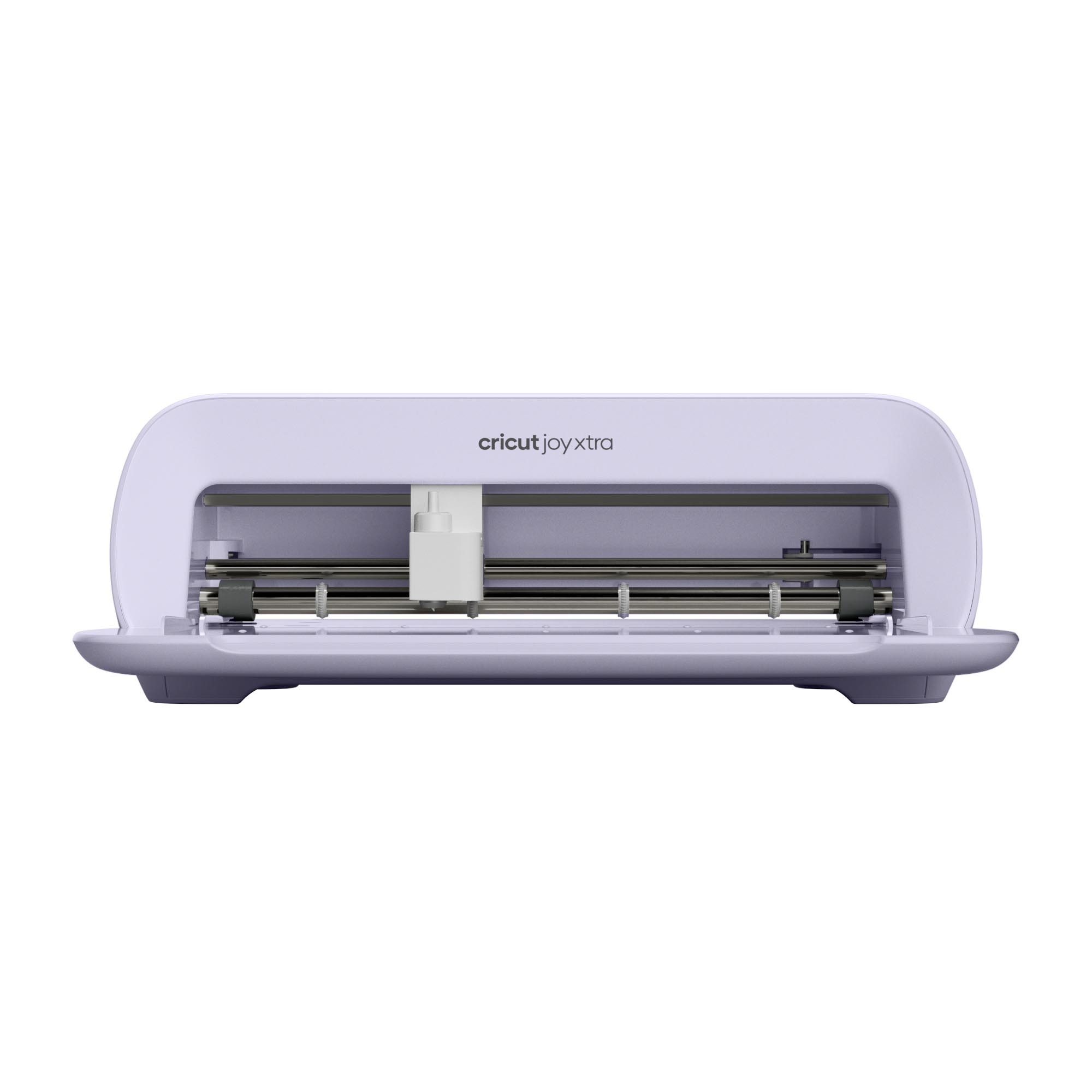 Eine hellviolette Cricut Joy Xtra Maschine ist abgebildet, mit geöffnetem Deckel. Die Maschine steht auf weißem Hintergrund.