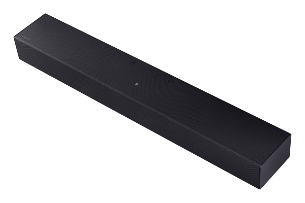 Siyah bir soundbar siyah bir arka plan üzerinde görülüyor. Üstünde düğmeler var ve 'Samsung' markası görünüyor.