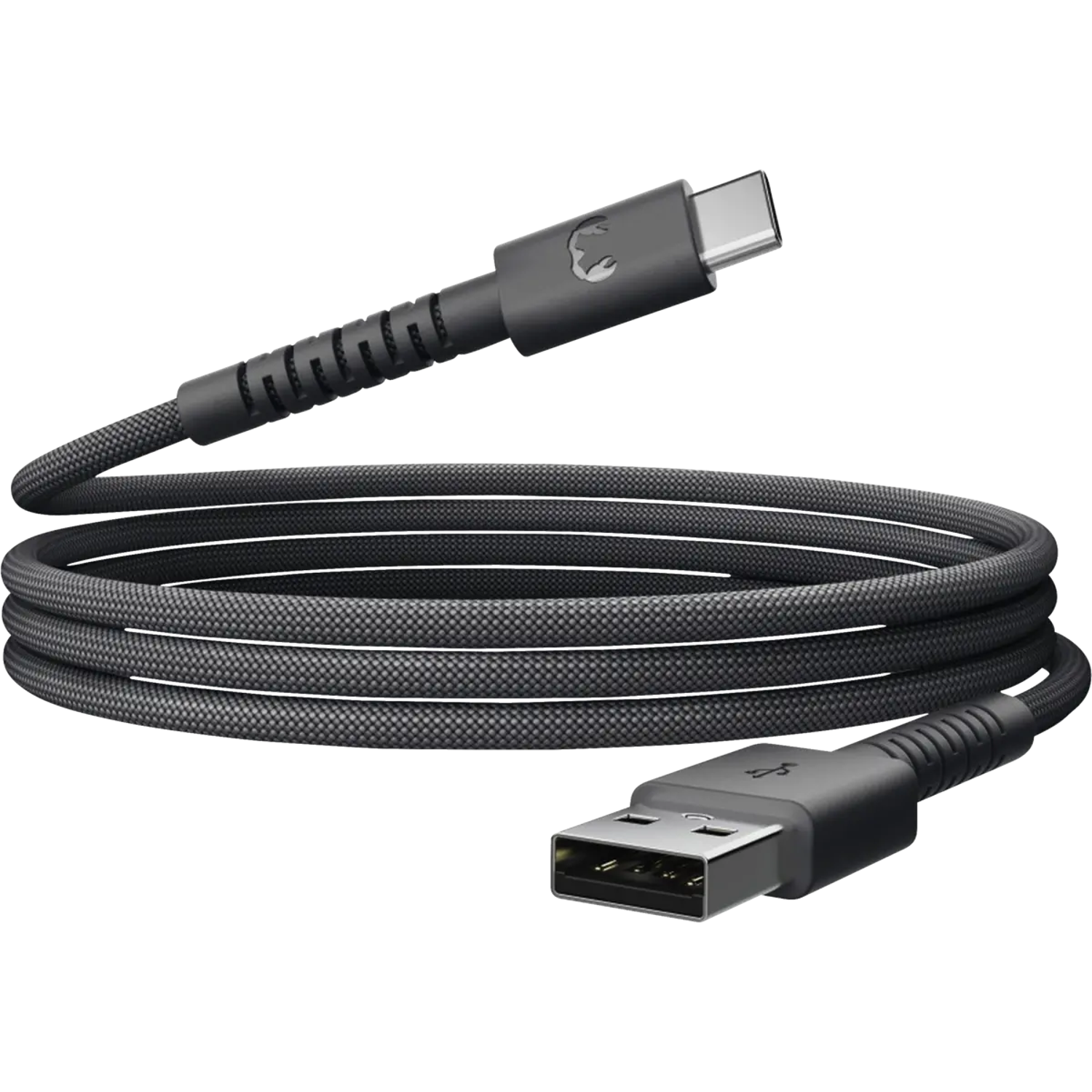 Een zwarte USB-C naar USB-A kabel met een geweven textuur. Het USB-C uiteinde heeft een logo. De kabel is opgerold, met een zwarte achtergrond.