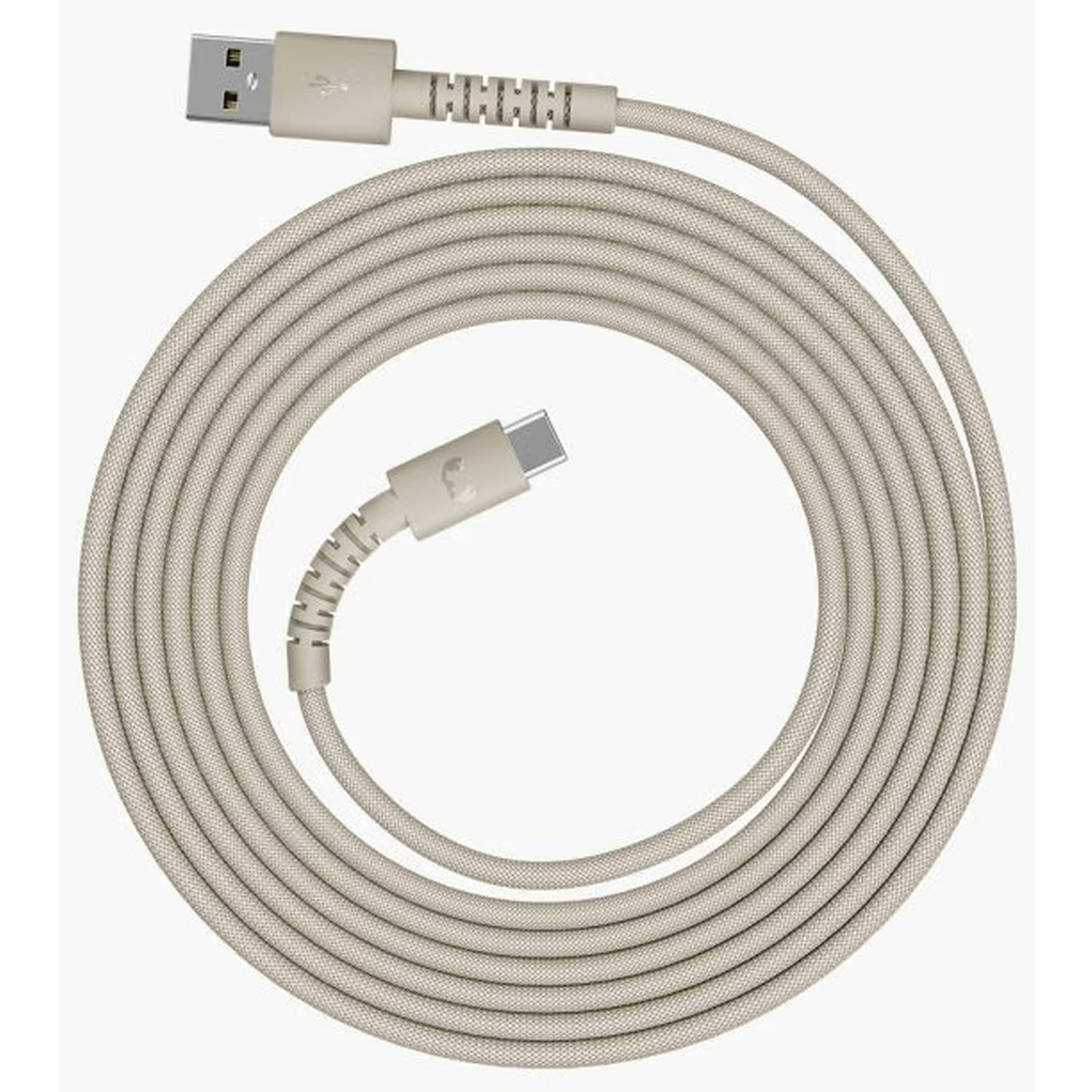 Câble de charge beige USB-A vers USB-C enroulé sur fond blanc. Les deux extrémités du câble sont visibles, une avec un connecteur USB-A.