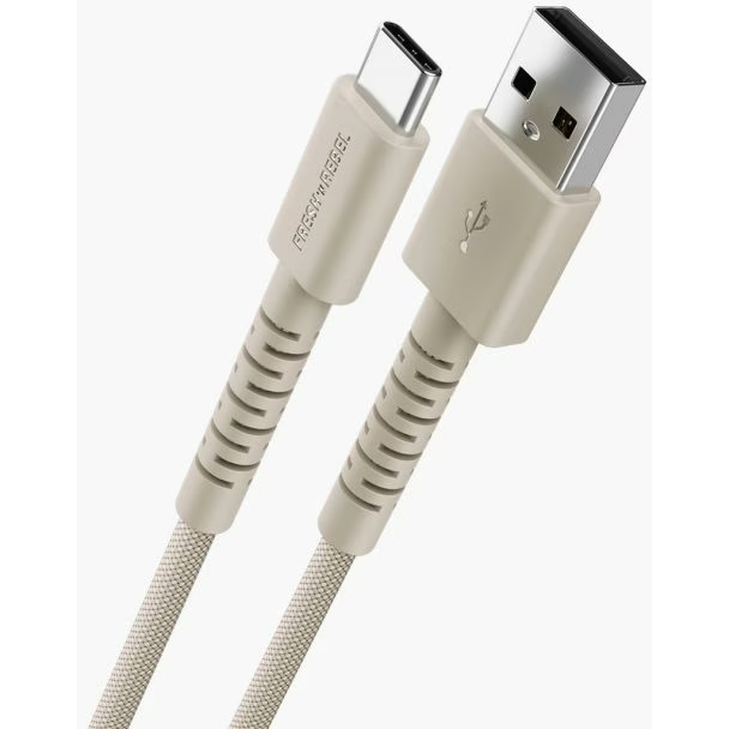Un câble beige USB-C vers USB-A. L'extrémité USB-A est argentée. L'extrémité USB-C porte le texte "FRESH 'N REBEL".