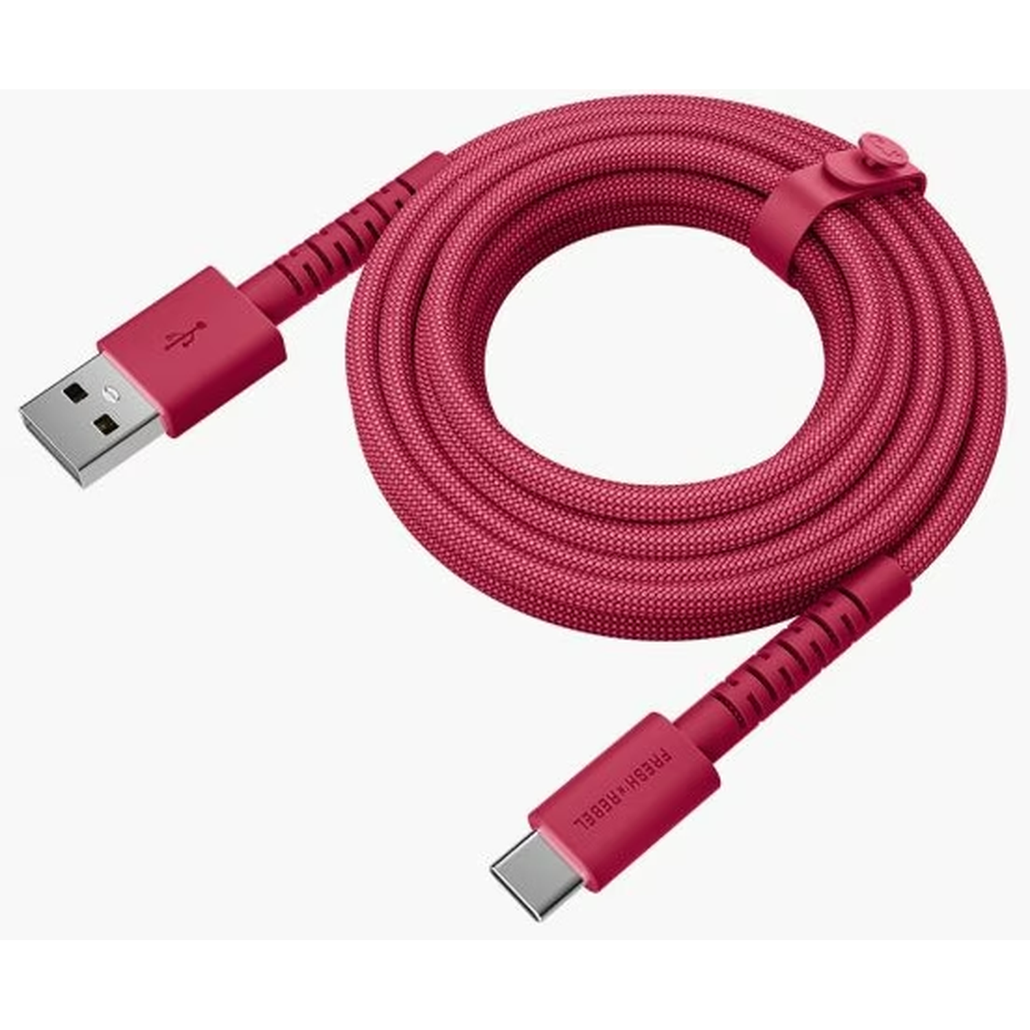 Un câble de chargement USB-C rouge enroulé avec des connecteurs USB et USB-C. Le câble est marqué 'FRESH REBEL'.