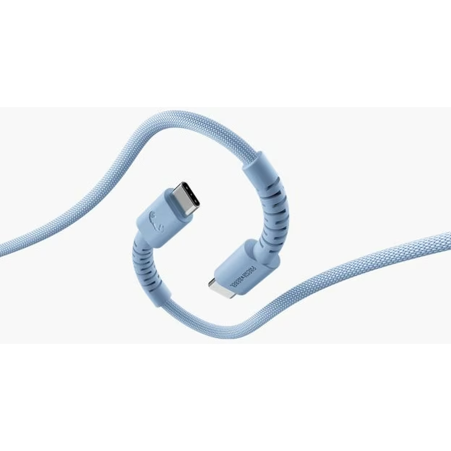 Een lichtblauwe USB-C-kabel is gebogen. De kabel heeft een gevlochten textuur. De connectoren zijn ook lichtblauw.
